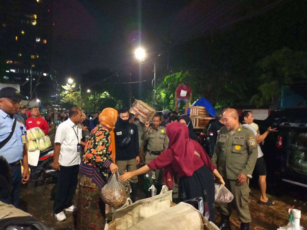 PD Pasar Surya Dan Satpol PP Bantu Pedagang Kembali Masuk Gedung Pasar