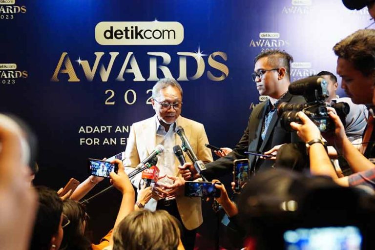 Menteri Perdagangan Zulkifli Hasan memberikan keterangan di depan media usai menerima penghargaan dari detikcom