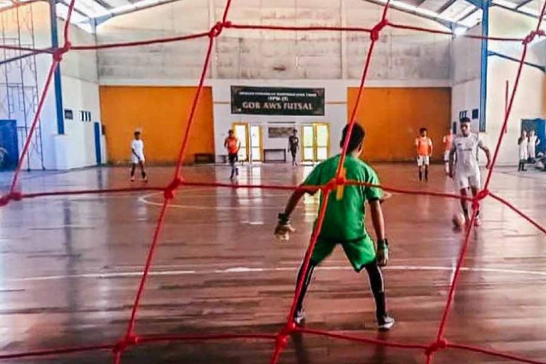 Sejumlah mahasiswa Timor Leste di Surabaya beraksi di Liga Futsal yang diadakan di GOR Stikosa-AWS