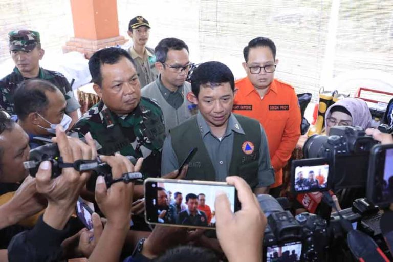 Kepala BNPB Letjen TNI Suharyanto saat memberikan keterangan pers usai meninjau lokasi Kebakaran Hutan dan Lahan (Karhutla) yang berada di kawasan Gunung Arjuno-Welirang