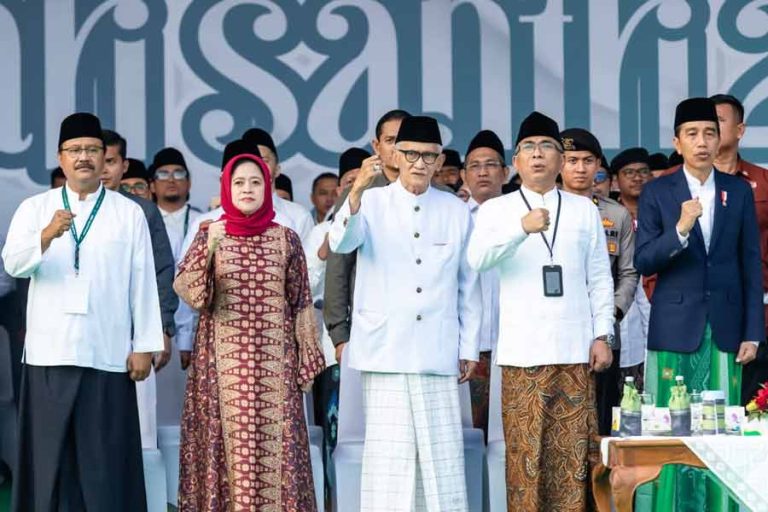 Puan Maharani bersama sejumlah tokoh, termasuk Presiden RI Joko Widodo, saat menghadiri peringatan Hari Santri 2023 di Tugu Pahlawan, Surabaya