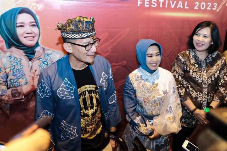 Menparekraf RI Sandiaga Salahuddin Uno bersama Wali Kota Mojokerto Ika Puspitasari saat menghadiri Festival MojoBatik 2023