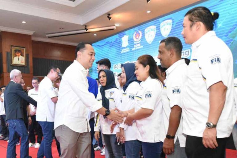 Wali Kota Eri Cahyadi saat menghadiri pelantikan Pengurus Cabang IMI Kota Surabaya masa bakti 2022 - 2025