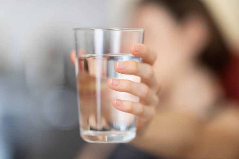 Dalam kondisi kemarau panjang, biasakan untuk tidak terlambat minum air. Pastikan minum cukup cairan sepanjang hari, terutama saat cuaca panas atau saat berolahraga. (foto: engin akyurt | unsplash)
