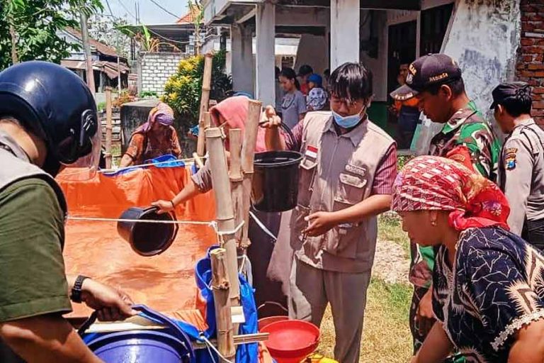 Warga antre untuk mendapatkan jatah air bersih