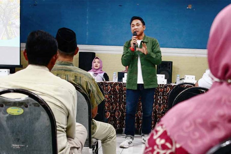 Ketua Stikosa AWS Jokhanan Kristiyono saat memaparkan materinya di depan peserta yang hadir di Gedung Pandansari, Kelurahan Kandangan, Kecamatan Benowo, Surabaya