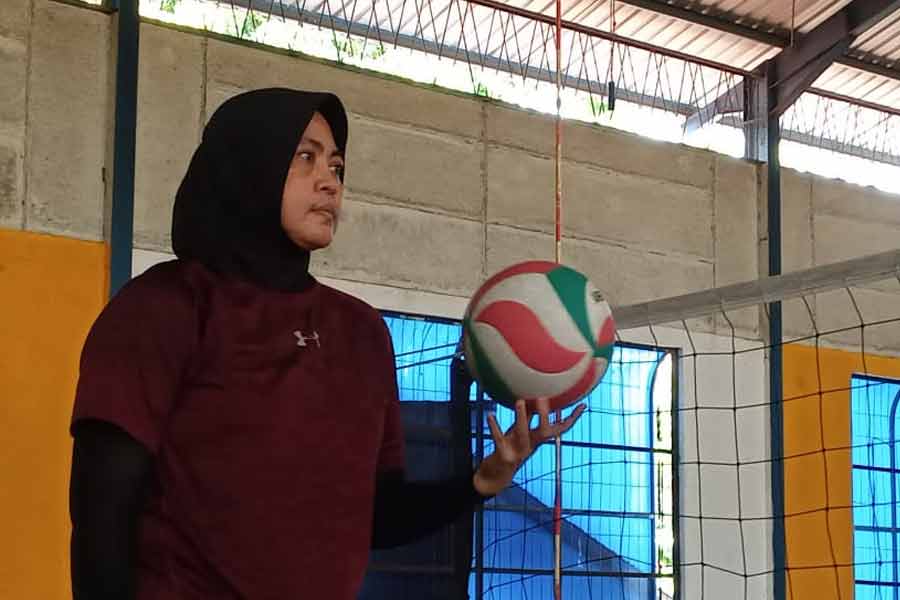 Kiki Irianti (atas) Pengurus dan Pelatih Tim Voli Putri Bank Jatim, yang tengah latihan tc (training center) di GOR Stikosa AWS