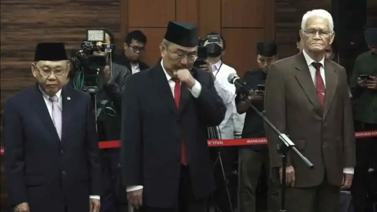 Jelang pelantikan anggota Majelis Kehormatan Mahkamah Konstitusi (MKMK) 2023, Wahiduddin Adams, Jimly Asshiddiqie, dan Bintan R. Saragih.