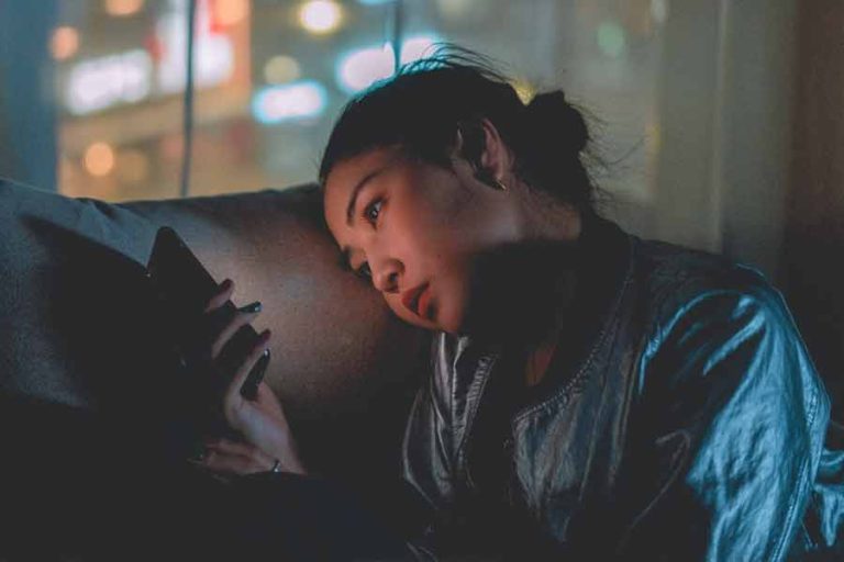 Ilustrasi seorang perempuan sedang menggunakan ponsel (foto: mikoto.raw Photographer | pexels)