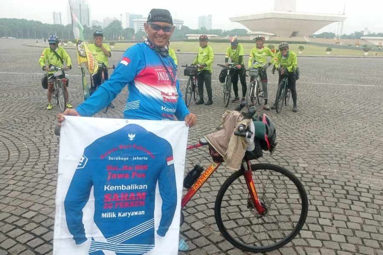 Cak Amu, bersama rekan-rekannya, saat tiba di Lapangan Monas Jakarta setelah menempuh perjalanan 800 kilometer dari Surabaya