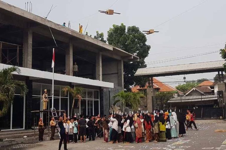 Drama kolosal Juang 10 November yang dimainkan oleh 850 siswa SD Maarif Jogosari, Kecamatan Pandaan, Kabupaten Pasuruan