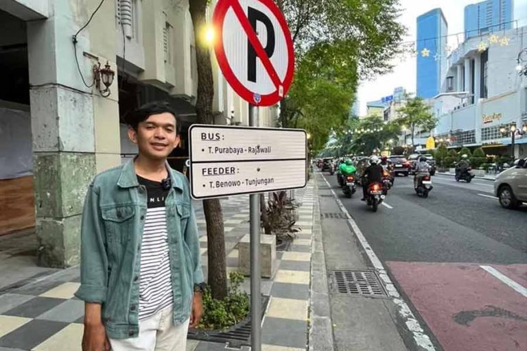 Mochammad Arkansyah, pakar komunikasi dari Stikosa AWS, saat menikmati walking tour di Jalan Tunjungan, Surabaya (foto: Dok Pribadi)