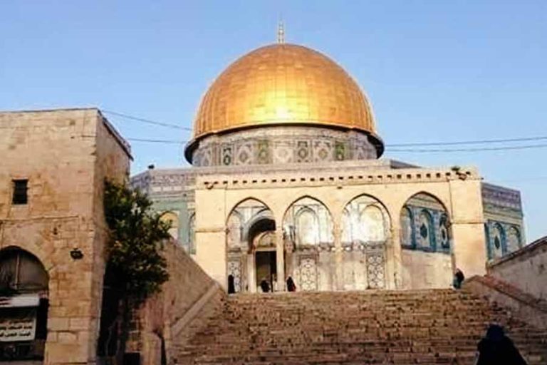 Dome of The Rock atau Kubah Mas, salah satu masjid di kompleks Al Aqsa sore hari (foto: Arifin Beha)