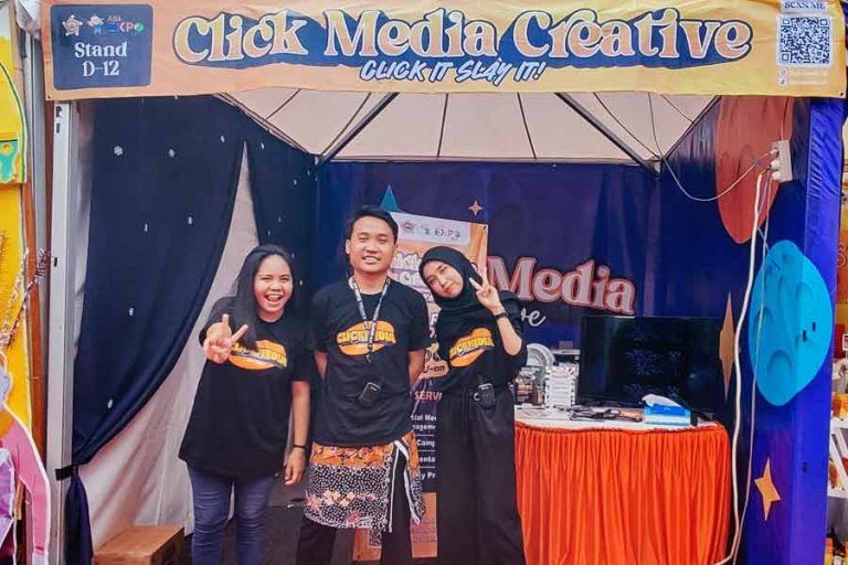 Tim Program Mahasiswa Wirausaha (PMW) Stikosa AWS di ajang KMI Expo, Universitas Pendidikan Ganesha, Singaraja, Bali