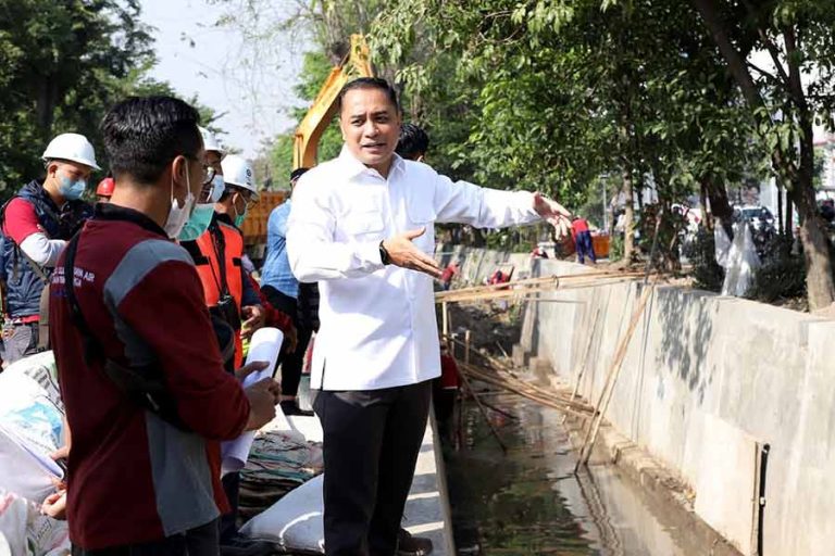 Wali Kota Surabaya Eri Cahyadi meninjau kesiapan dan antisipasi genangan saat datangnya musim hujan