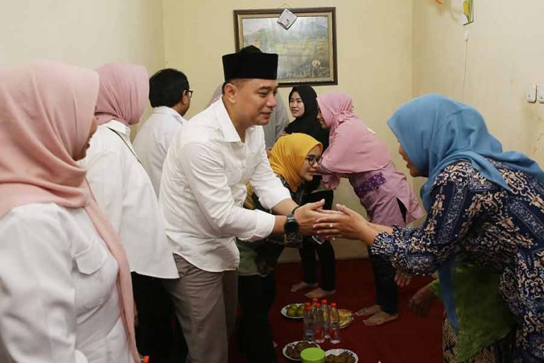 Wali Kota Surabaya Eri Cahyadi dan Ketua TP PKK Kota Surabaya Rini Indriyani saat takziah ke rumah korban kecelakaan maut di Lumajang