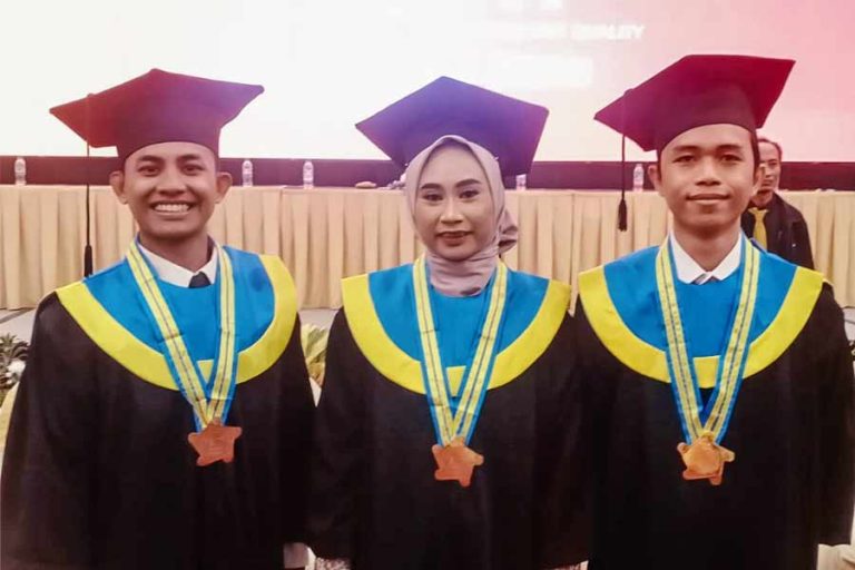 Para wisudawan terbaik tahun 2023. Dari kiri, M.Zainal Arifin, Leni Setya Wati dan Syachwaldan Risky Fadillah