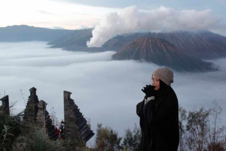 Wisatawan sedang menikmati keindahan Gunung Bromo (foto: Aang Irawan | unsplash)