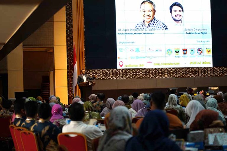 Workshop Literasi dan Jurnalistik untuk Guru dan Mahasiswa Di Sumbar