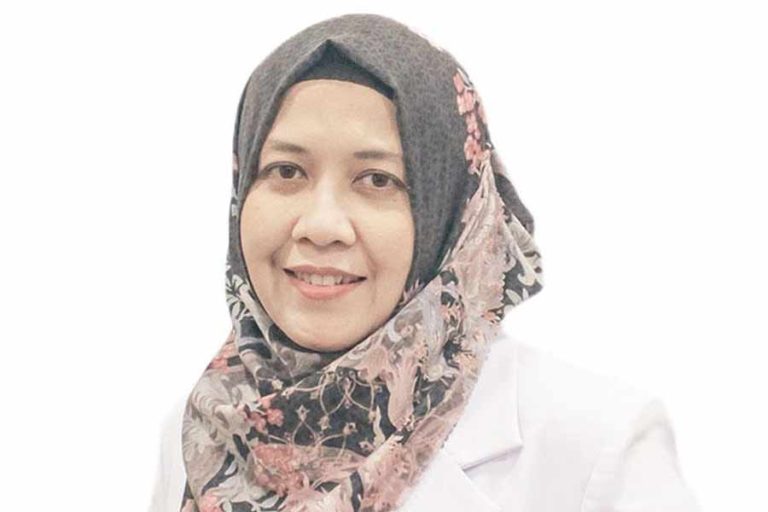Dokter Dini Dharmawidiarini, SpM(K), dokter spesialis Rumah Sakit Mata Undaan Surabaya