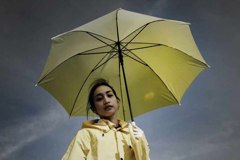 Selalu sedia payung dan mantel sebelum hujan tiba (foto: John Diez | pexels)