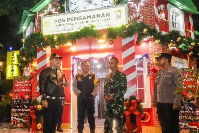 Wali Kota Surabaya Eri Cahyadi saat meninjau Pos Pengamanan Natal dan Tahun Baru