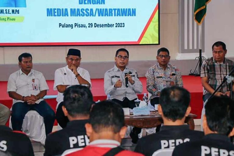 Silaturahmi Pemkab Pulang Pisau dan media massa setempat di Gedung Aula Banama Tingang, Kantor Bupati