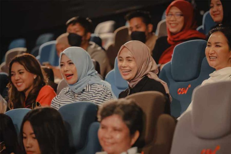 Siti Atikoh, istri Ganjar Pranowo, menikmati momen nonton bareng film berjudul Jatuh Cinta Seperti di Film-Film, bersama Nur Asia Uno istri Sandiaga Uno dan Novie Muniarsari istri Prasetyo Edi.