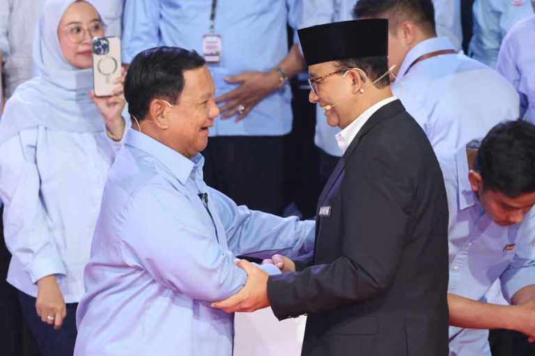 Prabowo dan Anies saling menjabat tangan usai Debat Capres di KPU (foto: facebook@PrabowoSubianto)