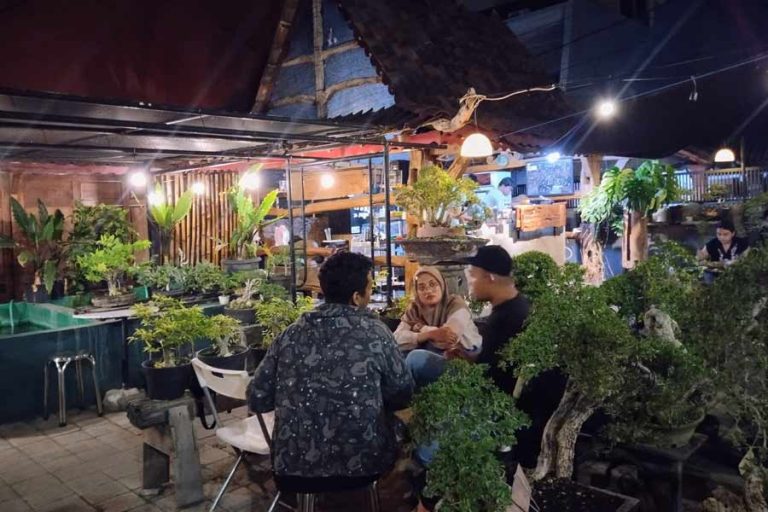 Alternatif menikmati kopi di Surabaya Timur, Kedai Kopi Bonsai (foto: Kiki Evelin Olivia Sihaloho | prapanca.id)