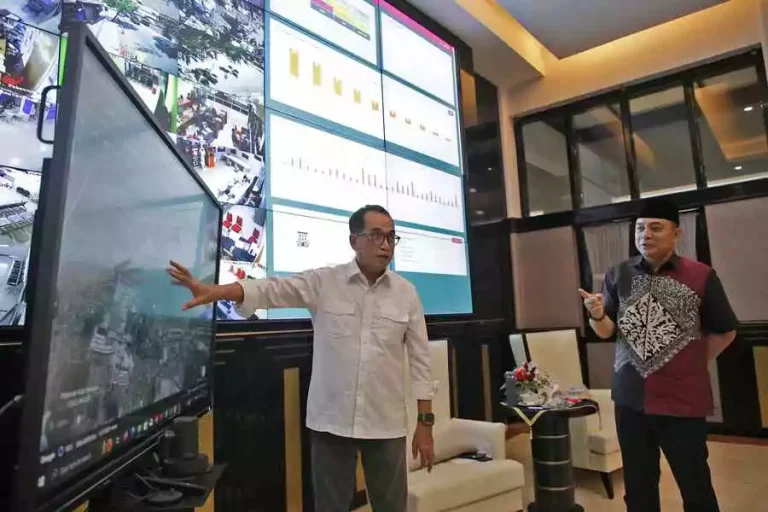 Menhub Budi Karya Sumadi saat menemui Wali Kota Surabaya Eri Cahyadi membahas rencana persiapan proyek SRRL