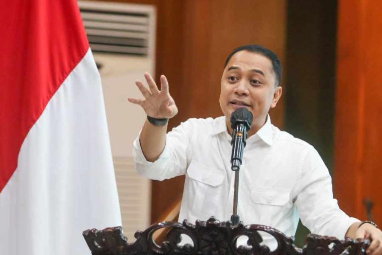 Wali Kota Surabaya Eri Cahyadi memberikan pengarahan di Gedung Sawunggaling