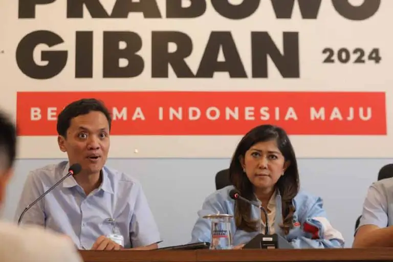 Habiburokhman dan Meutya Hafid saat memberikan keterangan di depan media