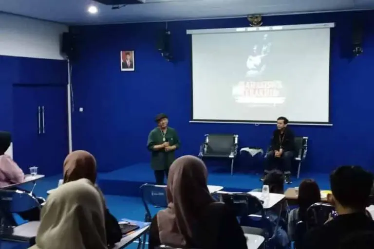 Kegiatan nonton bareng dan diskusi film pendek 'Mahasiswa Terakhir' di Ruang Multimedia Stikosa AWS