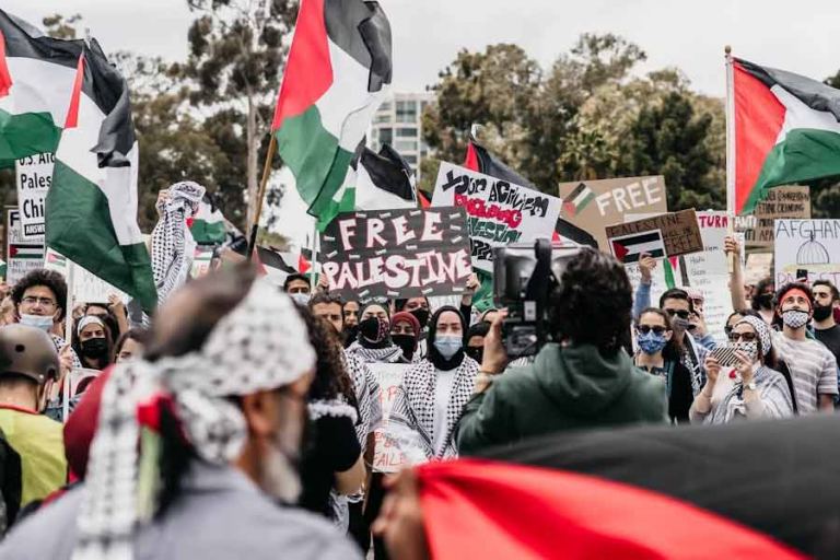 Aksi unjuk rasa pro pembebasan Palestina di San Diego Freeway, Balboa Park, California (foto: Jeremiah Amaya | unsplash)
