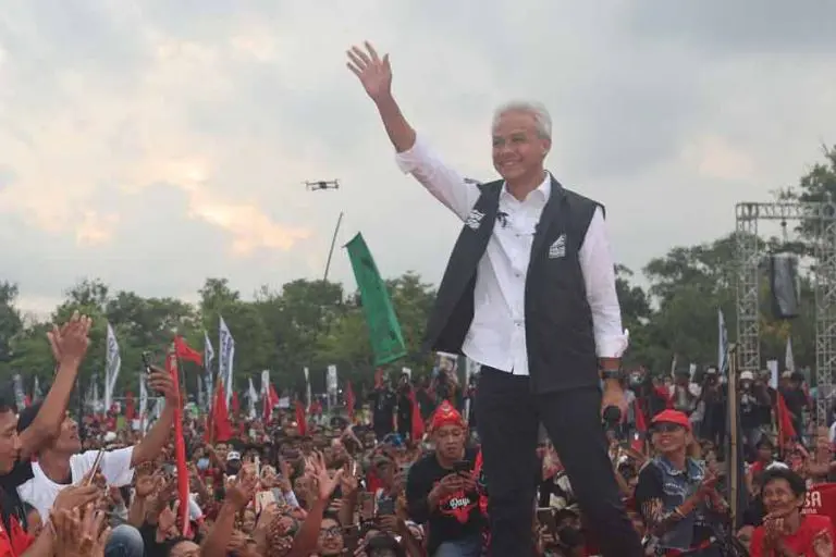 Ganjar Pranowo di Hajatan Rakyat bersama relawan Progresif di Alun-Alun Wates, Kulon Progo, Yogyakarta