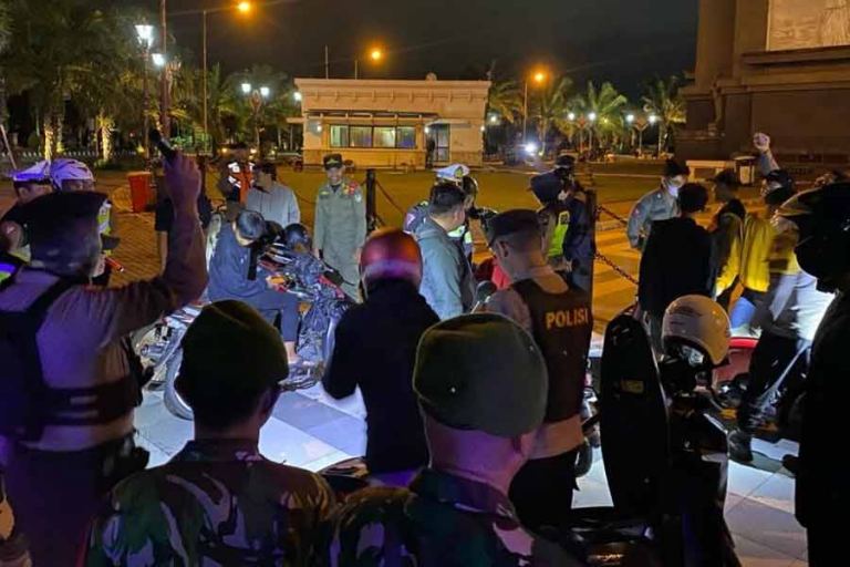 Petugas kepolisian saat melakukan patroli di titik strategis Kota Kediri (foto: Dok Humas Polri)