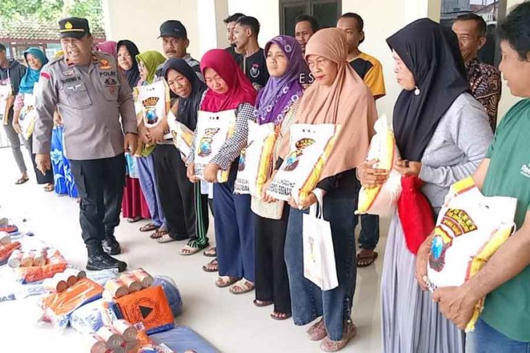 Bantuan sosial dalam bentuk sembako diserahkan pada warga terdampak angin kencang di wilayah Kecamatan Campurdarat, Kabupaten Tulunganung, Jawa Timur (foto: Dok Humas Polri)