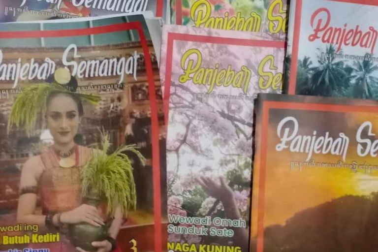 Beberapa cover Majalah Panjebar Semangat, media cetak berbahasa Jawa yang terbit dari Surabaya