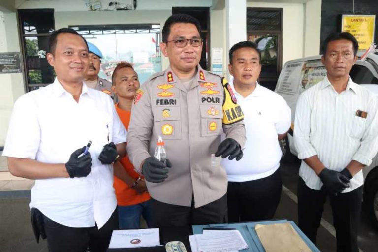 Kapolres Bangkalan AKBP Febri Isman Jaya, saat menunjukkan barang bukti warga yang nyabu saat Pemilu (foto: Dok Humas Polri)