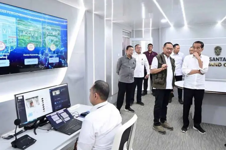 Presiden Joko Widodo saat meninjau Command Center IKN di Penajam Paser Utara, Kalimantan Timur (foto: Dok BPMI Setpres)