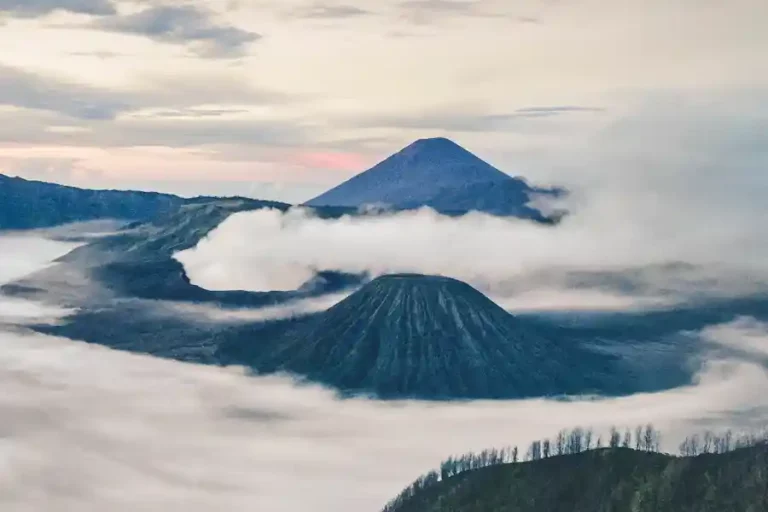 Gunung Bromo, salah satu ikon wisata Jawa Timur (foto: Waranont | unsplash)