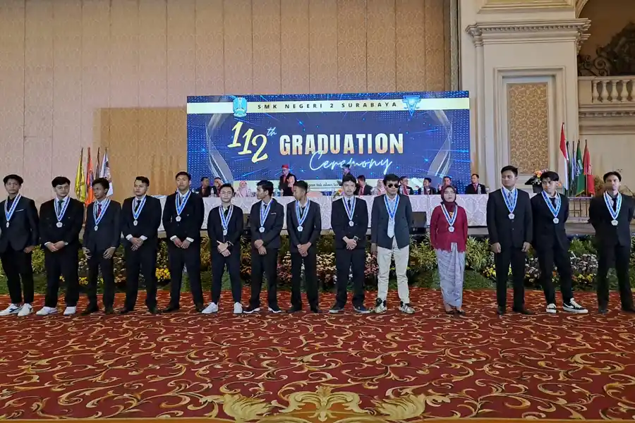 15 siswa terbaik dijurusannya berfoto bersama saat Purnawidya ke 112 SMKN 2 Surabaya, Rabu (8/5) di Grand Empire Palace Surabaya