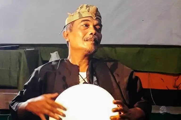 Ki Jumali Dharmo Kondo, akrab disapa Lek Jum, dikenal sebagai Dalang Wayang Wolak Walik dan aktivis penggerak budaya desa