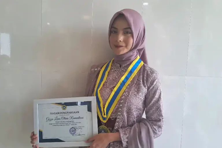 Gizza Luna Olivia Ramadhani berfoto bersama medali wisuda dan piagam penghargaan sebagai siswa terbaik non akademik di acara Purnasiswa SMA Wachid Hasyim 5 Surabaya, Kamis (23/5) di Gerha SMA Wachid Hasyim 5 Surabaya