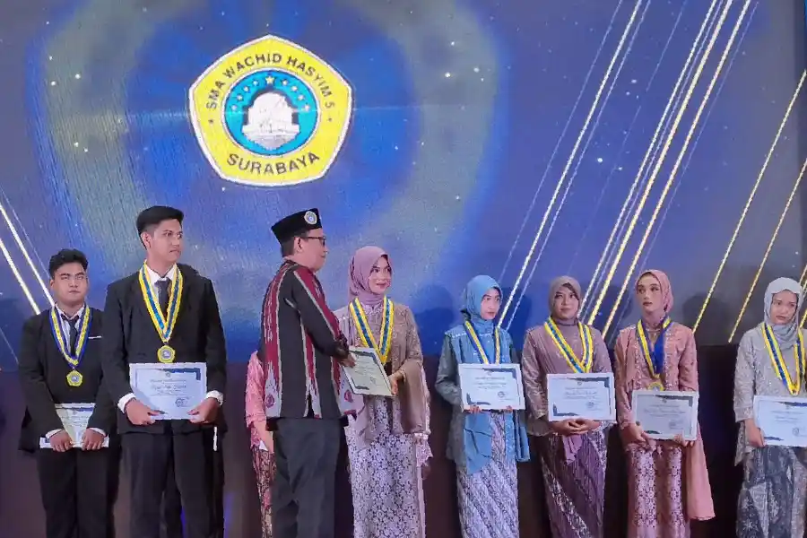 Gizza Luna Olivia Ramadhani (kanan depan) saat diberi piagam penghargaan sebagai siswa berprestasi non akademik oleh Kepala Sekolah di Purnasiswa SMA Wachid Hasyim 5 Surabaya angkatan 19, Kamis (23/5) di Gerha SMA Wachid Hasyim 5 Surabaya