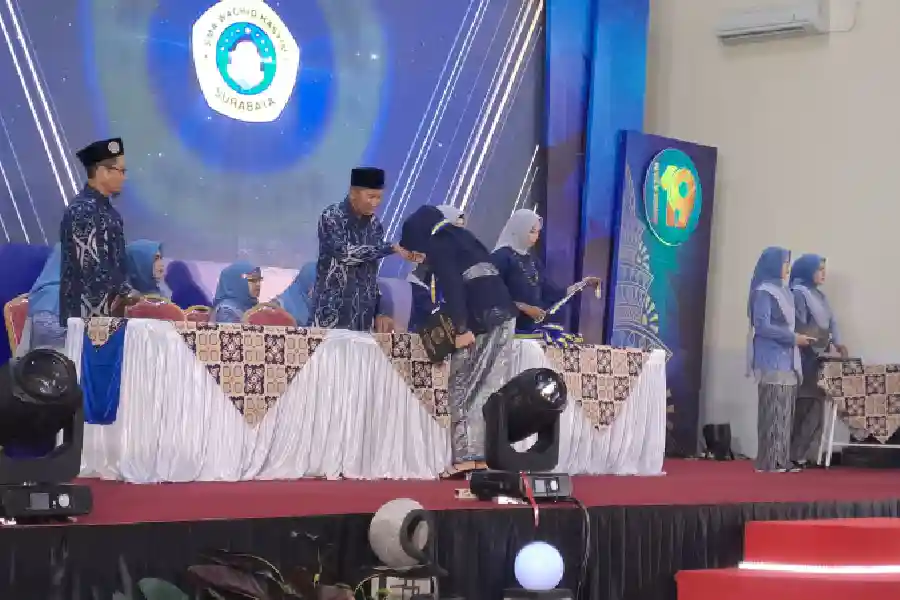 Siswa tengah menyalimi Kepala Sekolah SMA Wachid Hasyim 5 Surabaya, Drs. M. Zainul Arifin saat prosesi wisuda, Kamis (23/5) di Gerha SMA Wachid Hasyim 5 Surabaya
