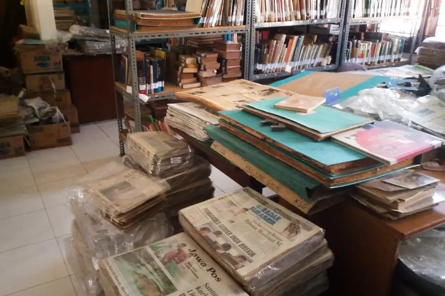 Sejumlah koleksi surat kabar lama di Perpustakaan Medayu Agung Surabaya