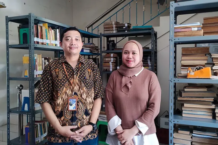 Akbar Nusa Saputra, Kepala Perpustakaan Stikosa AWS, berfoto bersama Ani Nur Karimah, Sekretaris Perpustakaan Medayu Agung