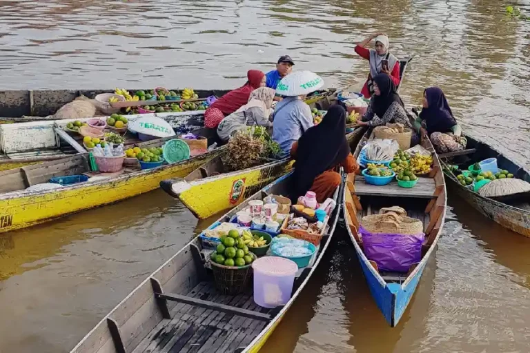 Pasar terapung Lok Baintan di atas Sungai Martapura (foto: Gegeh Bagus Setiadi | prapanca.id)